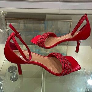 NIB cherry red n gold chain detail toe strap ankle strap kitty stilettos 3” heel